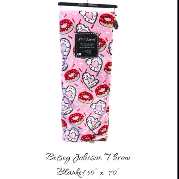 Betsey Johnson Pink Heart shaped Donut Print blanket throw Valentines 50”x 70” - Picture 2 of 7
